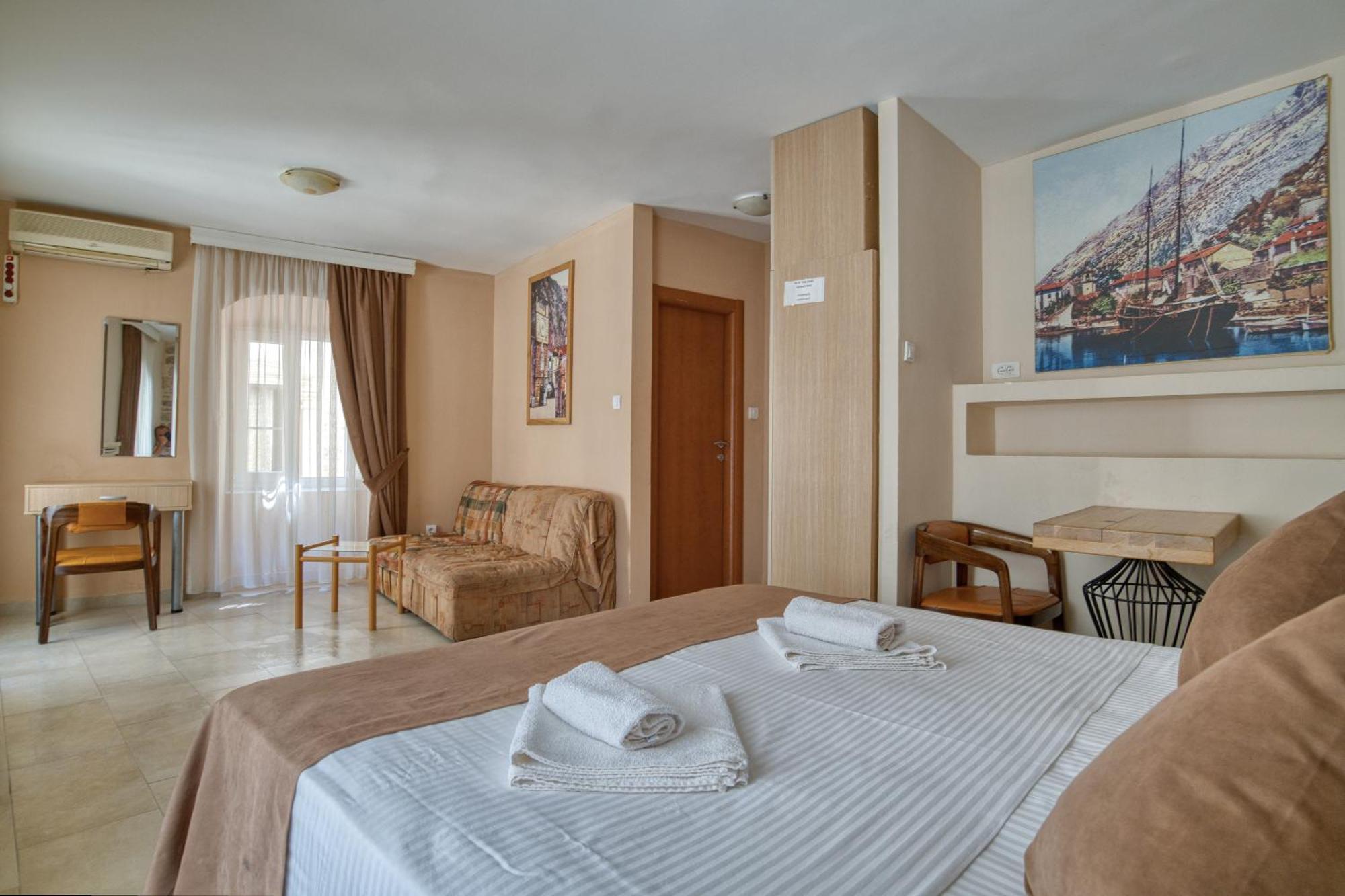 Hotel Rendez Vous Котор Екстериор снимка