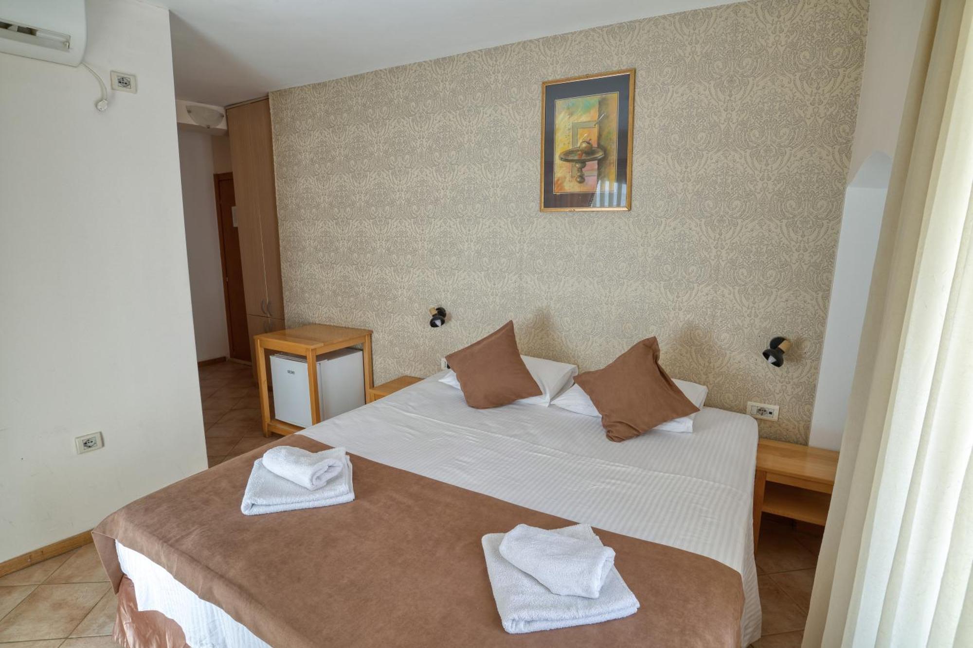 Hotel Rendez Vous Котор Екстериор снимка