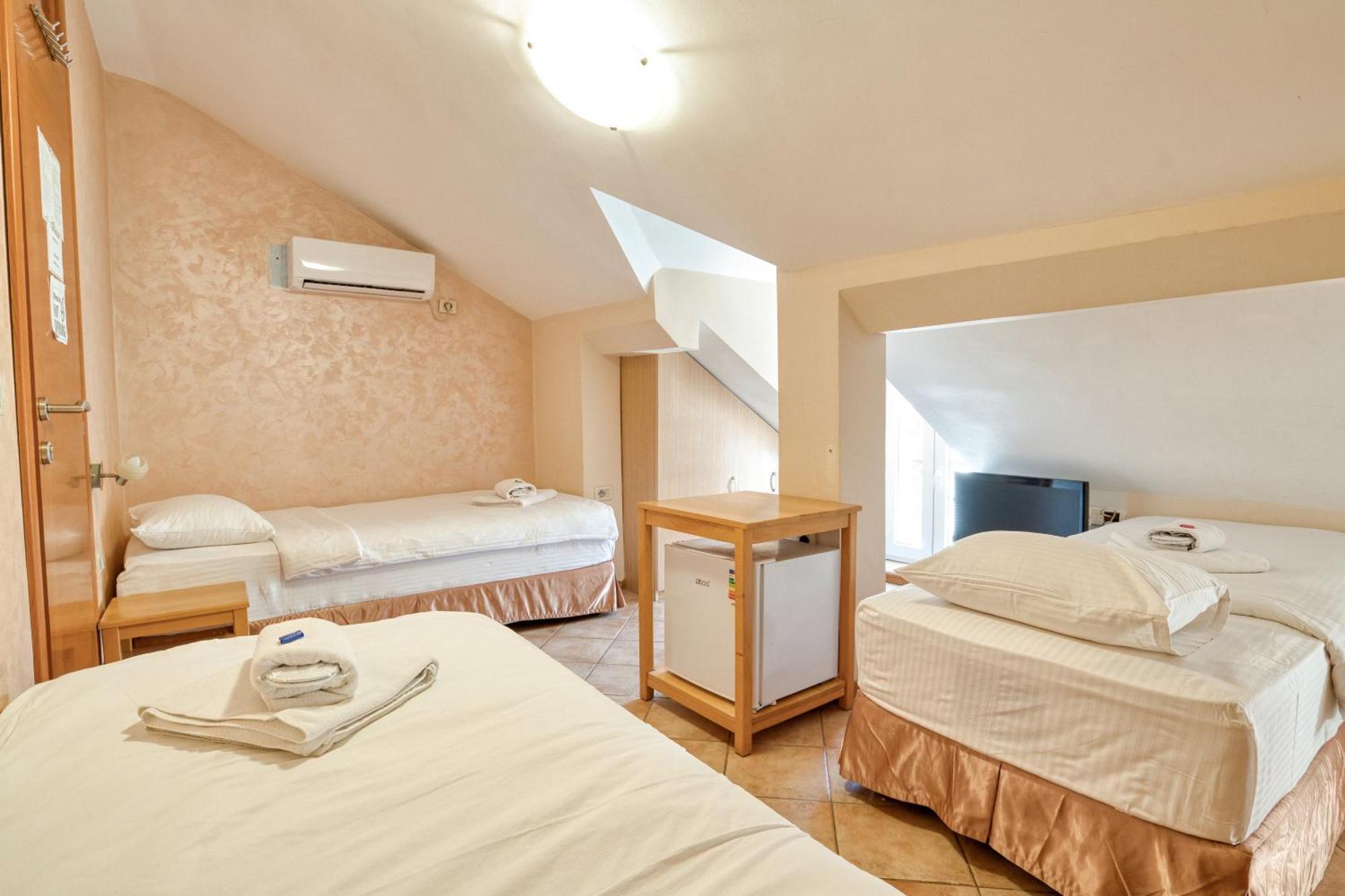 Hotel Rendez Vous Котор Екстериор снимка