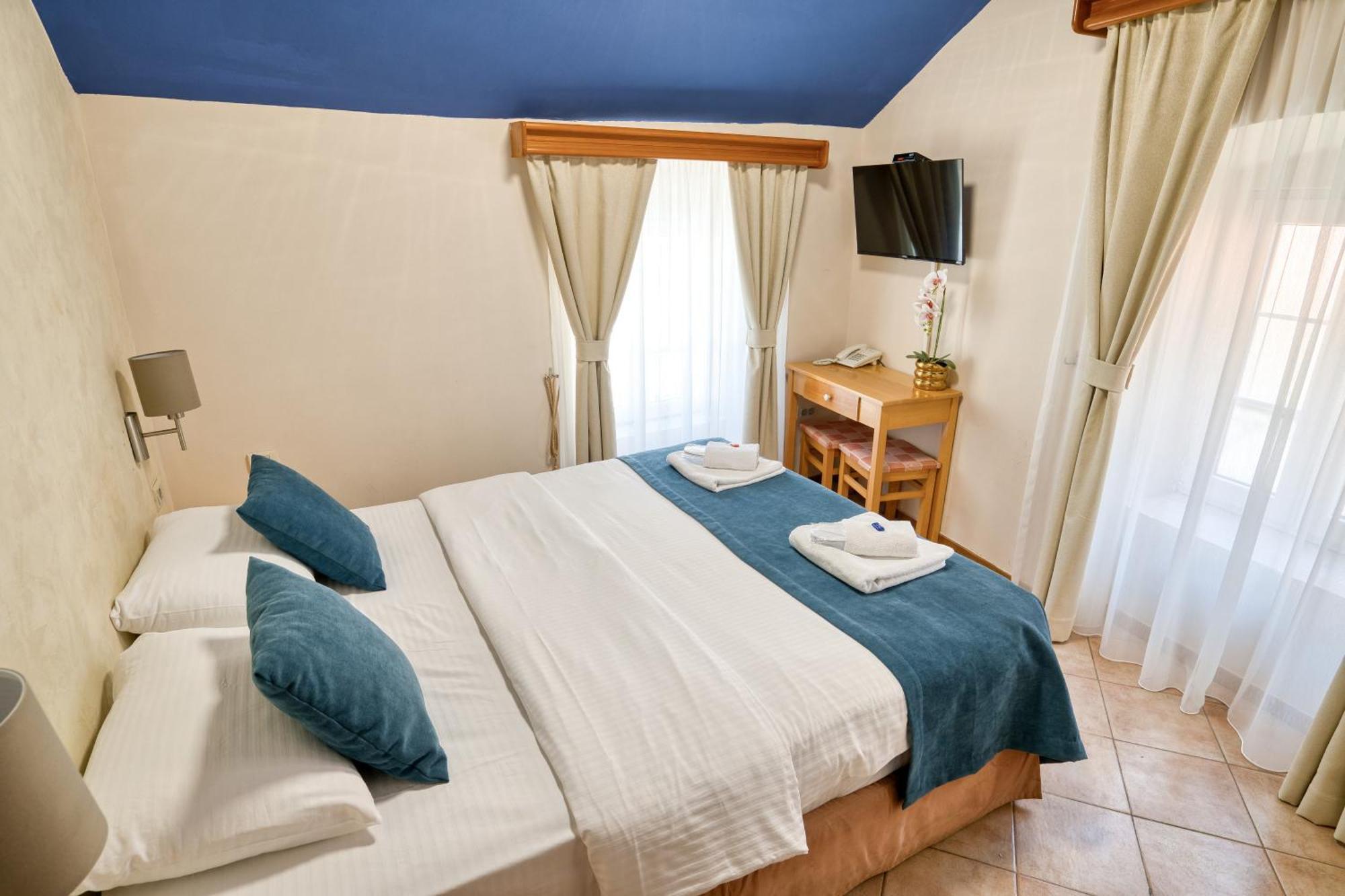 Hotel Rendez Vous Котор Екстериор снимка