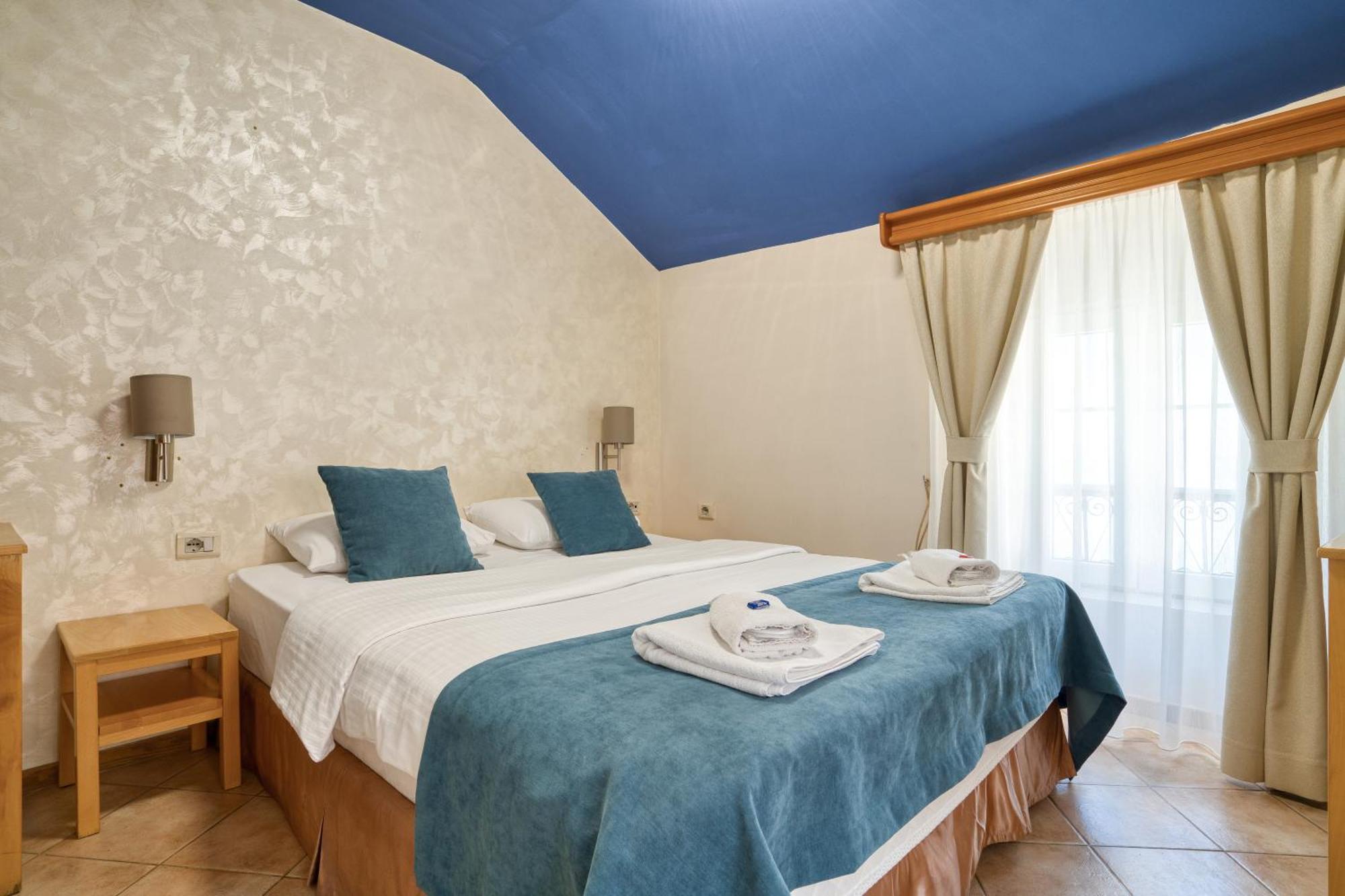 Hotel Rendez Vous Котор Екстериор снимка
