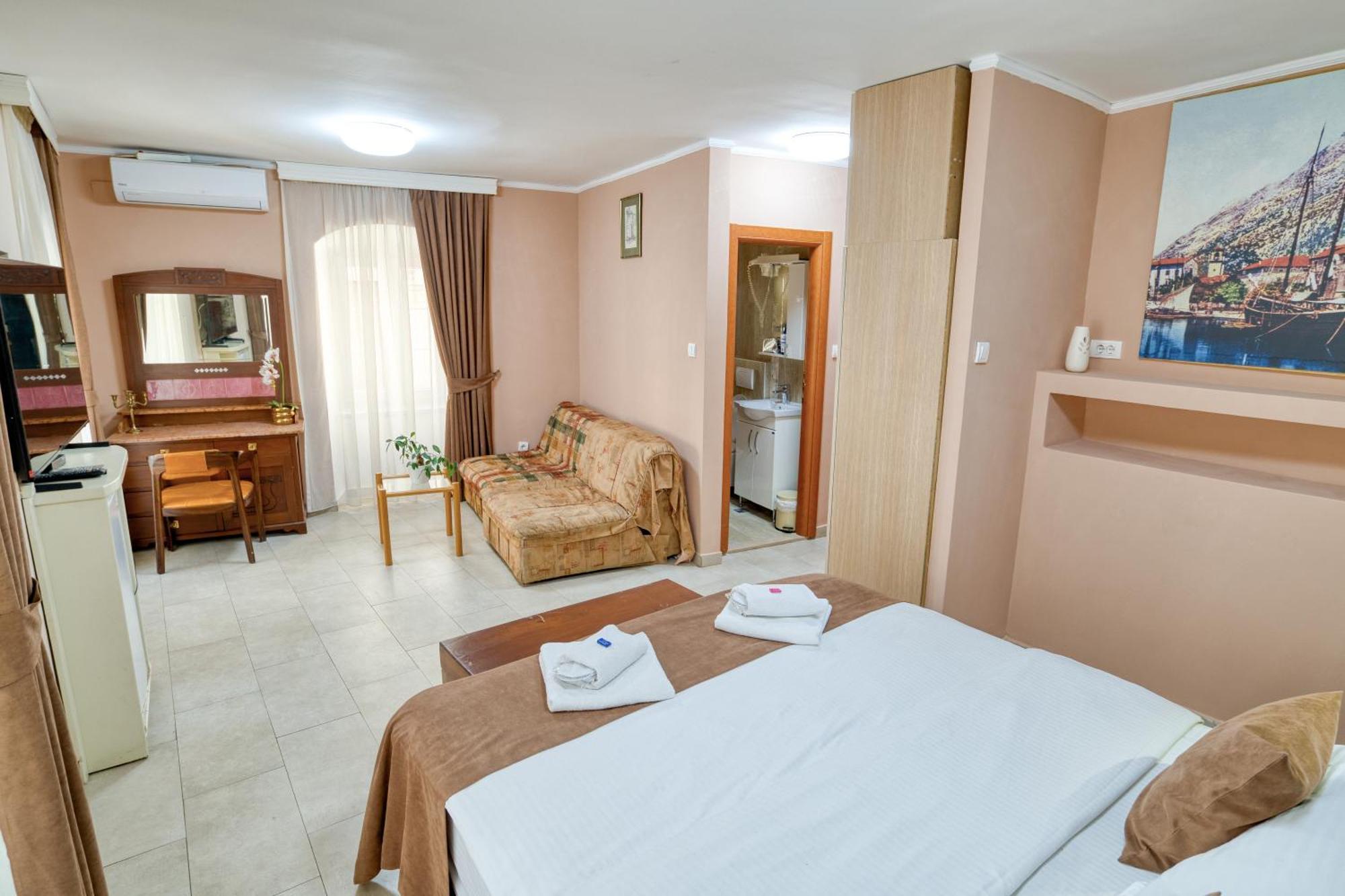 Hotel Rendez Vous Котор Екстериор снимка